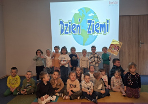 Grupa na tle slajdu z planetą ziemią
