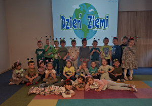 Grupa na tle slajdu z planetą ziemią