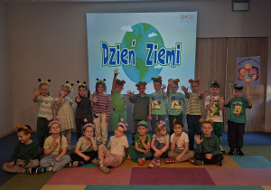 Grupa na tle slajdu z planetą ziemią