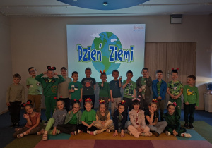 Grupa na tle slajdu z planetą ziemią