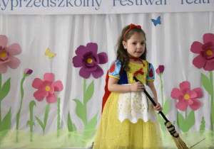 Śnieżka w scenie sprzątania zamku