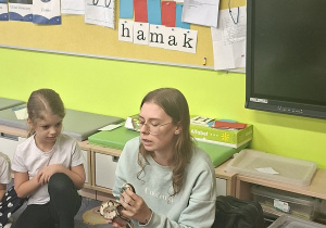 Prowadząca opowiada ciekawostki o życiu węży