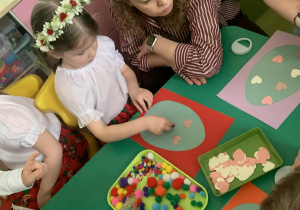 Dzieci wykonują prace wspólnie z rodzicami