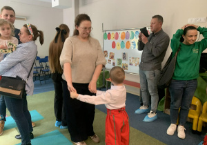 Dzieci wykonują prace wspólnie z rodzicami