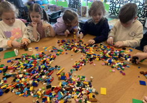 Dzieci budują z klocków lego