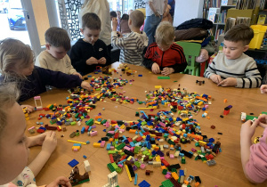 Dzieci budują z klocków lego