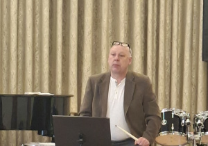 P.dyrektor szkoły gra na perkusji dla dzieci
