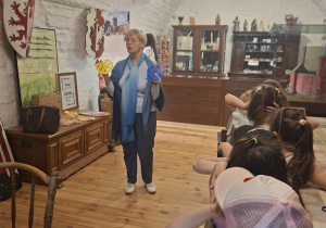 Dzieci słuchają instrukcji wykonania pracy