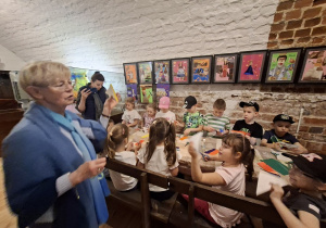 Pani instruuje dzieci jakie czynności muszą wykonać