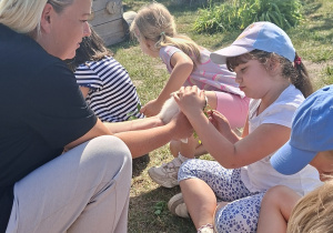 Dziewczynka głaszcze królika