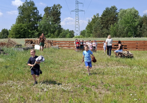 Dzieci w czasie zawodów sportowych na polanie