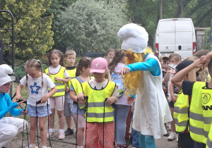 Dziewczynka bierze udział w konkurencji ruchowej