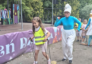 Dziewczynka bierze udział w konkurencji ruchowej