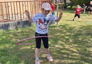 Dziewczynka kręci hula-hop