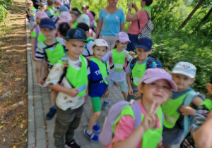 Dzieci idą parami podczas rajdu