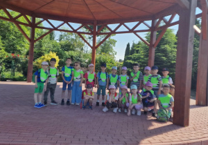 Grupa dzieci stoi w altance