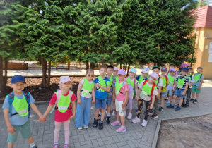 Dzieci wyruszają z przedszkola na rajd