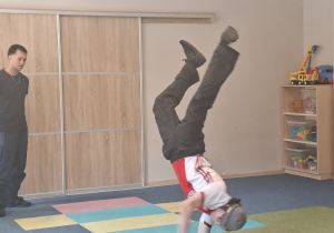 Tancerz wykonuje układ taneczny break dance