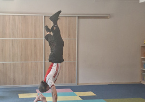 Tancerz wykonuje układ taneczny break dance