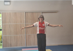 Prowadzący wykonuje układ taneczny break dance