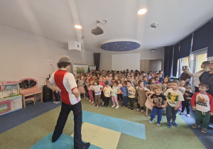Pan uczy dzieci podstawowych kroków tańca