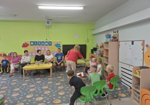 Dzieci zadają pytania pracownikom