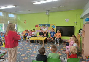 Dzieci zadają pytania pracownikom
