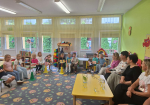 Dzieci zadają pytania pracownikom