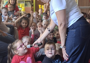 Dzieci udzielają odpowiedzi na pytania przez mikrofon