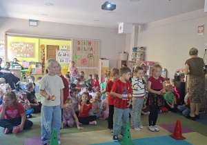 Dzieci biorą udział w wyścigu z jabłkiem na łyżce