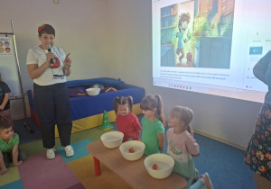 Troje dzieci słucha zasad kolejnego konkursu