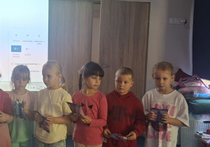 Dzieci stoją z nagrodami po konkursach