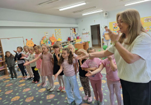 Dziewczynki wraz z panią przesyłają chłopcom buziaki