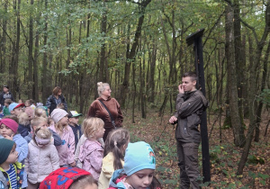 Dzieci słuchają opowieści leśniczego