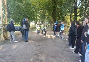 Dzieci wbiegają na metę