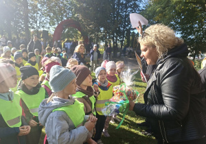 Dzieci odbierają nagrody za udział w biegu