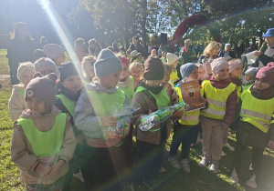 Dzieci stoją w grupie z nagrodami i dyplomem