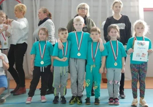 Dzieci pozują z medalami i dyplomem za zajęcie IV miejsca
