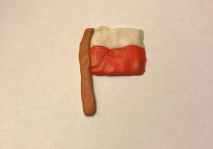 Na obrazku widoczna jest wykonana flaga Polski z plasteliny