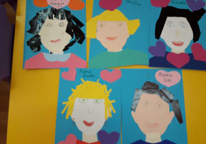 Na zdjęciu jest pięć portretów mam wykonanych przez dzieci.