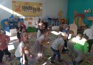 Dzieci z grupy "Biedronki" tańczą do piosenki "Krasnoludek"