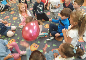 Zabawa grupy VI z balonem