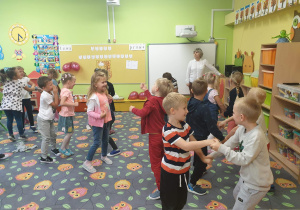 Wspólna zabawa taneczna dzieci z grupy VI