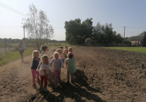 Wspólnie dzieci uczą dawnego sposobu orania pola