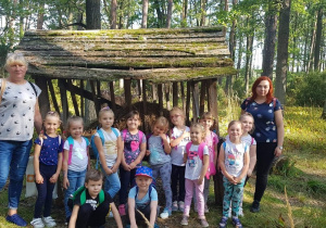 Dzieci z grupy "Słoneczka" stoją przed paśnikiem