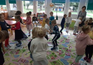 Dzieci w parach tańczą na gazecie do muzyki DISCO