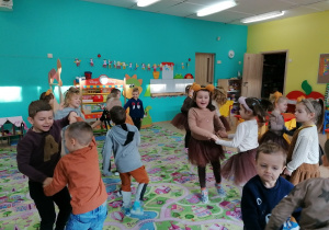 Dzieci z grupy III tańczą w parach